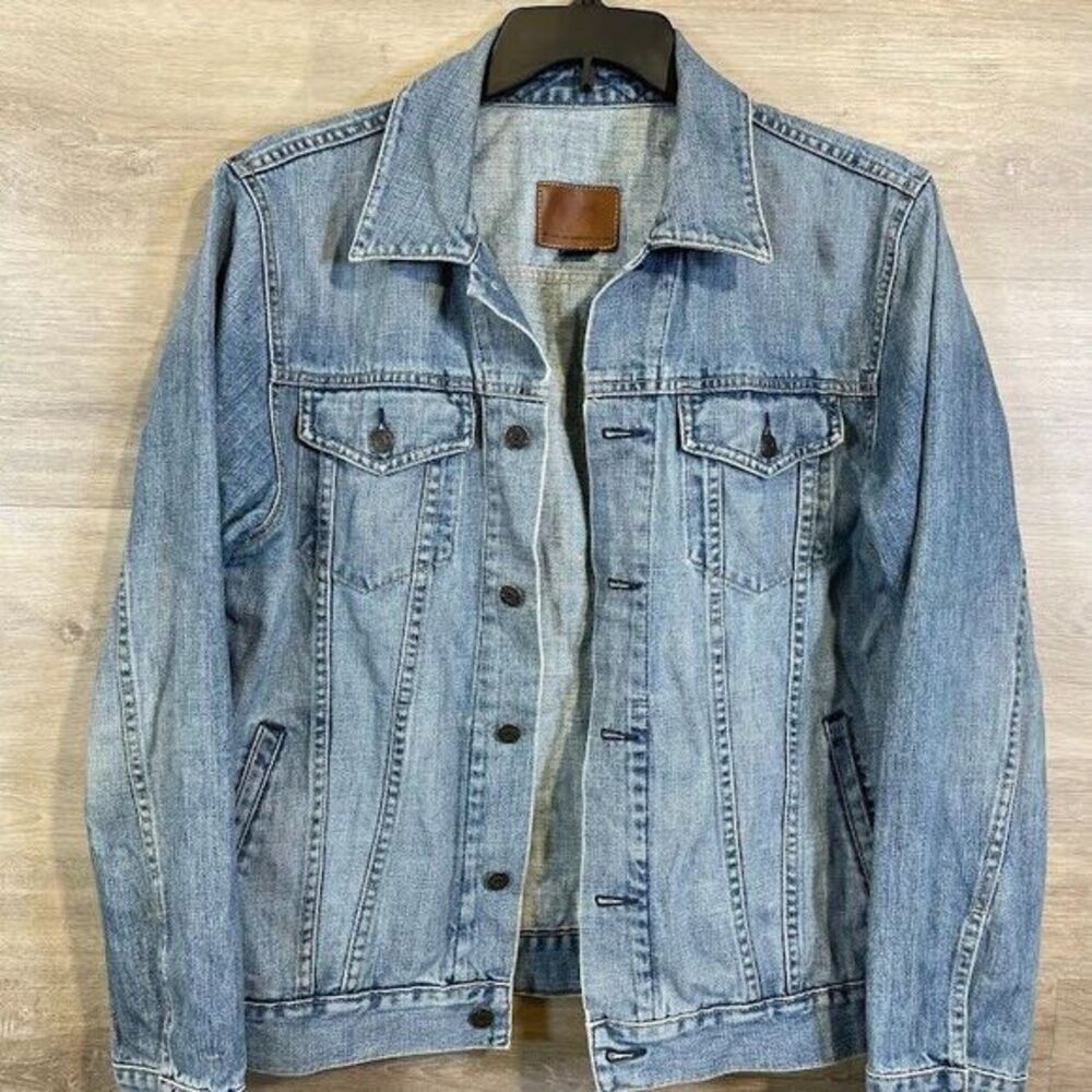 GAP Men’s Trucker Denim Jacket – Size Medium (Medium Wash Blue)